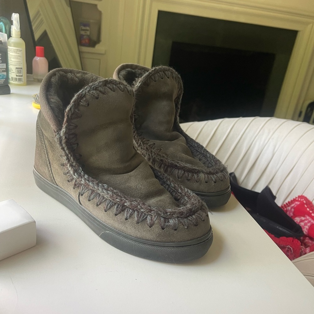 MOU ESKIMO BOOTS SIZE 7! EXCELLENT CONDITION!